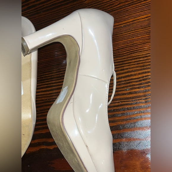 Lane Bryant Cream Mary Jane Heels 9 wide - Picture 8 of 9